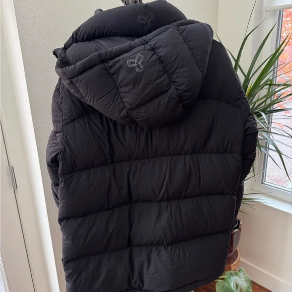 Aritzia Super Puff jacket - Picture 3 of 4